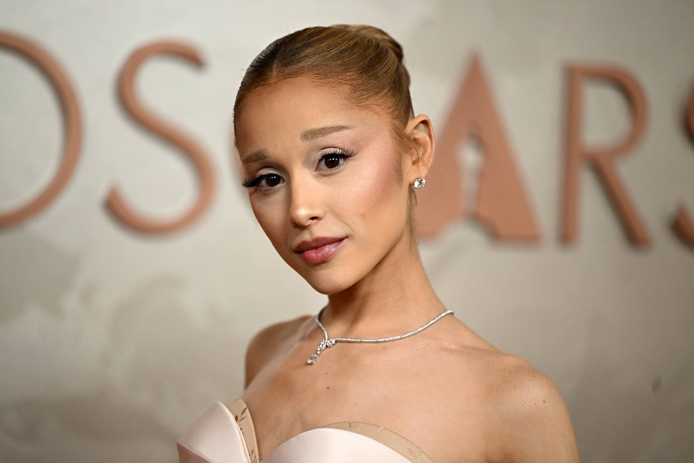 Ariana Grande, fiel a su estilo, lució moño de bailarina pulido, con pestañas XXL y labios rosados. 