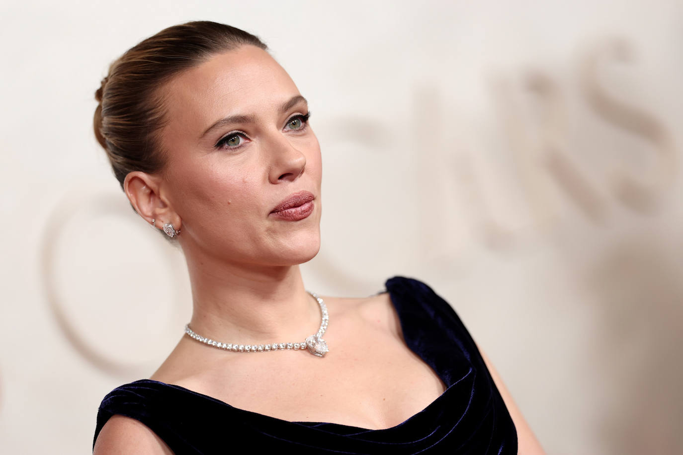 Scarlett Johansson llevó el tradicional moño de bailarina, con eyeliner negro y labios nude. 
