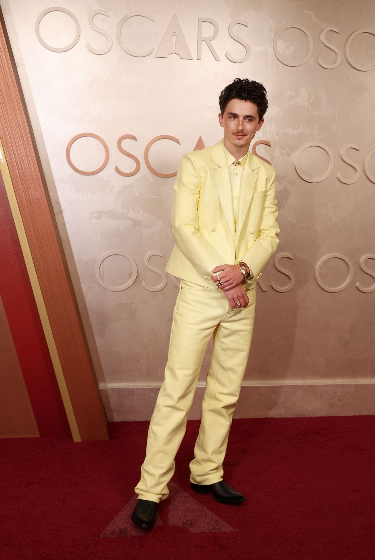 Timothée Chalamet ha puesto el toque de color con un traje de chaqueta amarillo pastel con camisa a tono. 