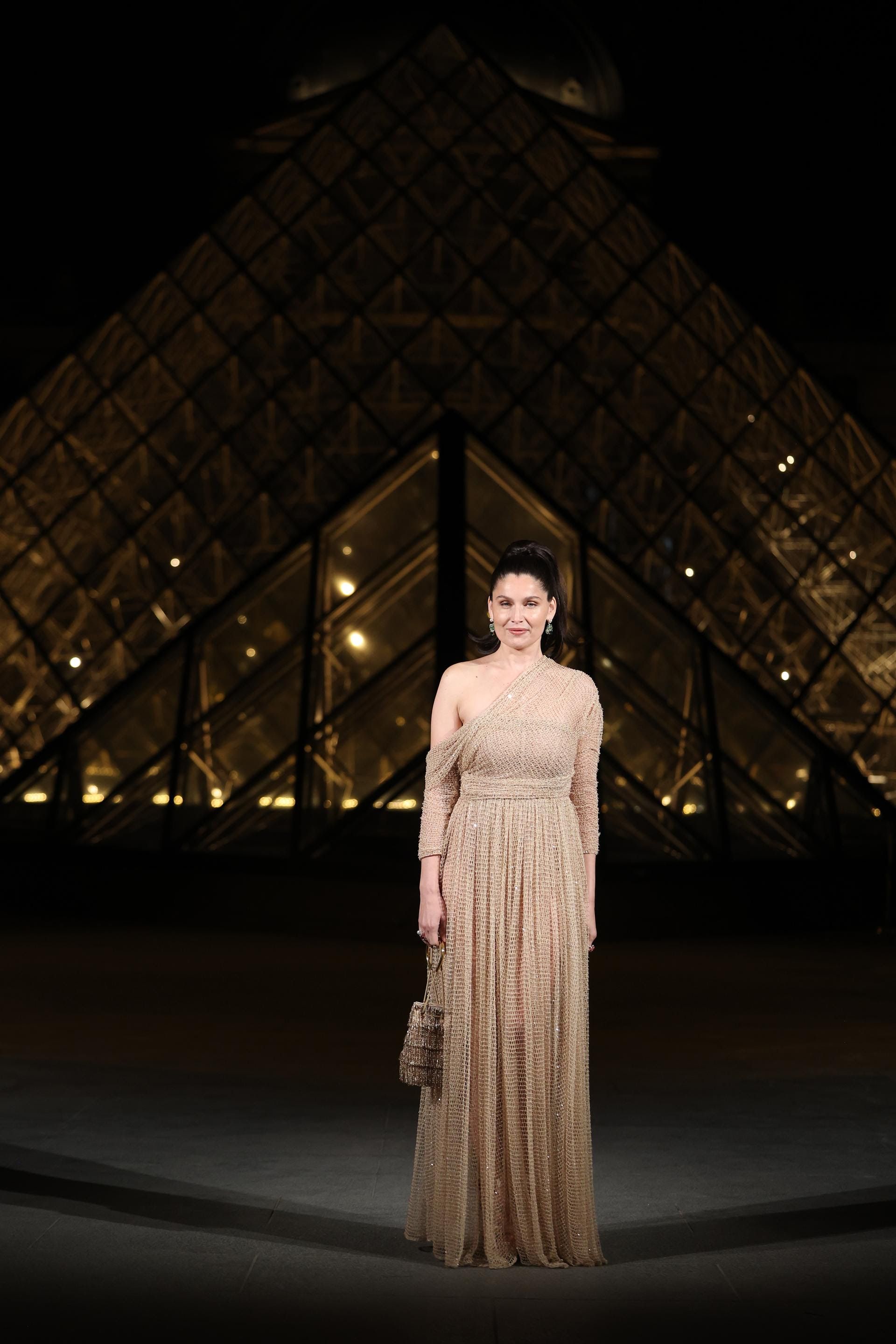 Laetitia Casta lució un vestido largo drapeado de Alta Costura Otoño-Invierno 2021-2022 de Dior, confeccionado en rejilla bordada en tonos nude. También llevó zapatos de Dior, pendientes y anillos Tie & Dior y Rose Dior en oro blanco, rosa y amarillo, diamantes, perlas cultivadas blancas, zafiros y rubíes de Dior Haute Joaillerie.