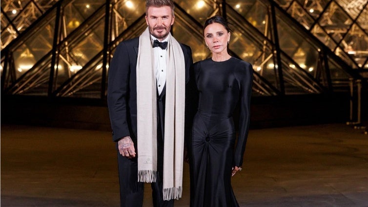 De los Beckham a Carla Bruni y Carlota Casiraghi: los elegantes looks de la cena de gala del Louvre