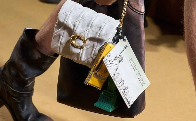 Imagen principal - Los charms para bolsos de Coach, el cashmere de COS o el vestido blazer de The Wardrobe son algunas de las prendas más deseadas del momento