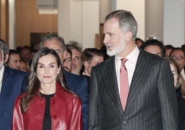 La Reina Letizia estrena en ARCO un bolso vegano con asa impresa en 3D