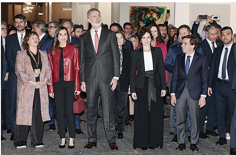 La Reina Letizia estrena en ARCO un bolso vegano con asa impresa en 3D