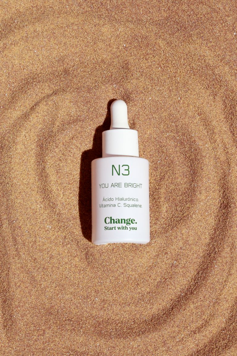 Sérum de día Perfeccionador de Change (38,50 €). Un suero cremoso que combina ácido hialurónico y vitamina C estabilizada para iluminar e hidratar el rostro. La manteca de karité y el squalene vegetal restauran la suavidad y elasticidad, dejando la piel más firme y radiante. Su fórmula ligera se absorbe al instante.