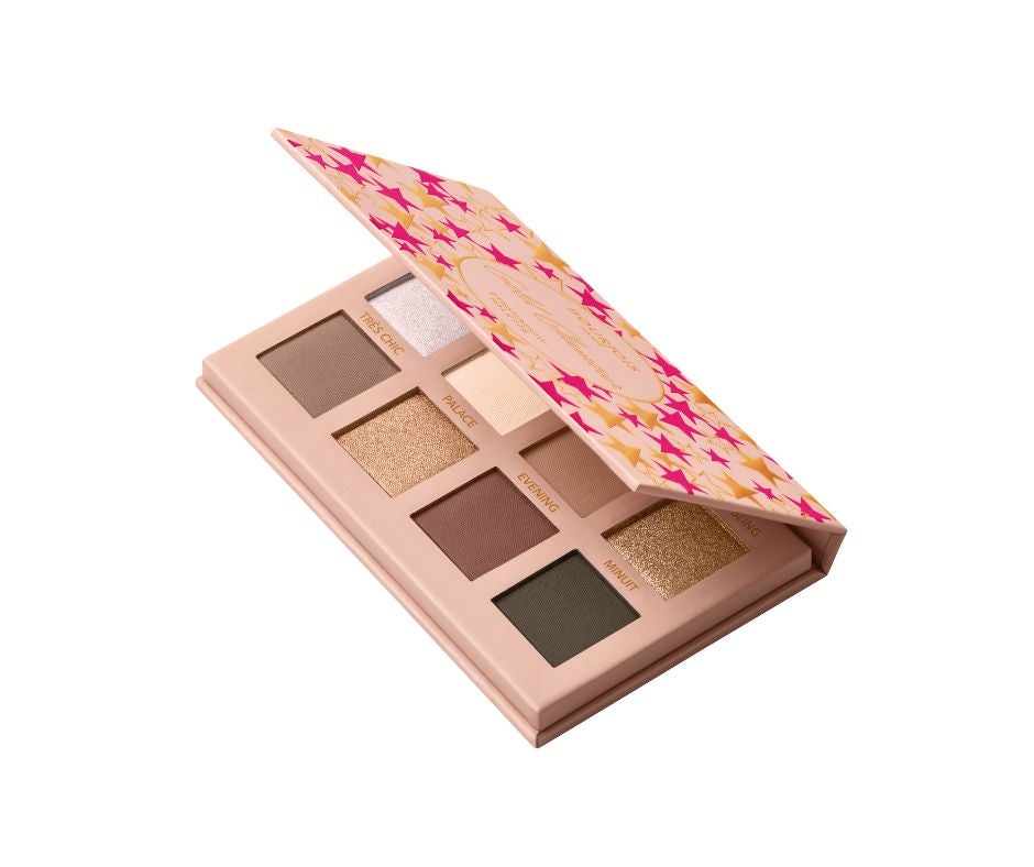 Paleta de sombras Volumen Glamour de Bourjois (19,90 euros). Inspirada en las noches parisinas, esta paleta de sombras contiene 8 colores intensos y sofisticados que ofrecen alta pigmentación en una sola pasada. Con texturas mate y brillantes, sus colores son versátiles, funcionando también como iluminadores y delineadores. Además, su fórmula cremosa se transforma en un acabado terciopelo, ideal para looks de larga duración sin caída. Disponible en tres gamas: Gold Glamour, Rose Glamour y Cherry Glamour.