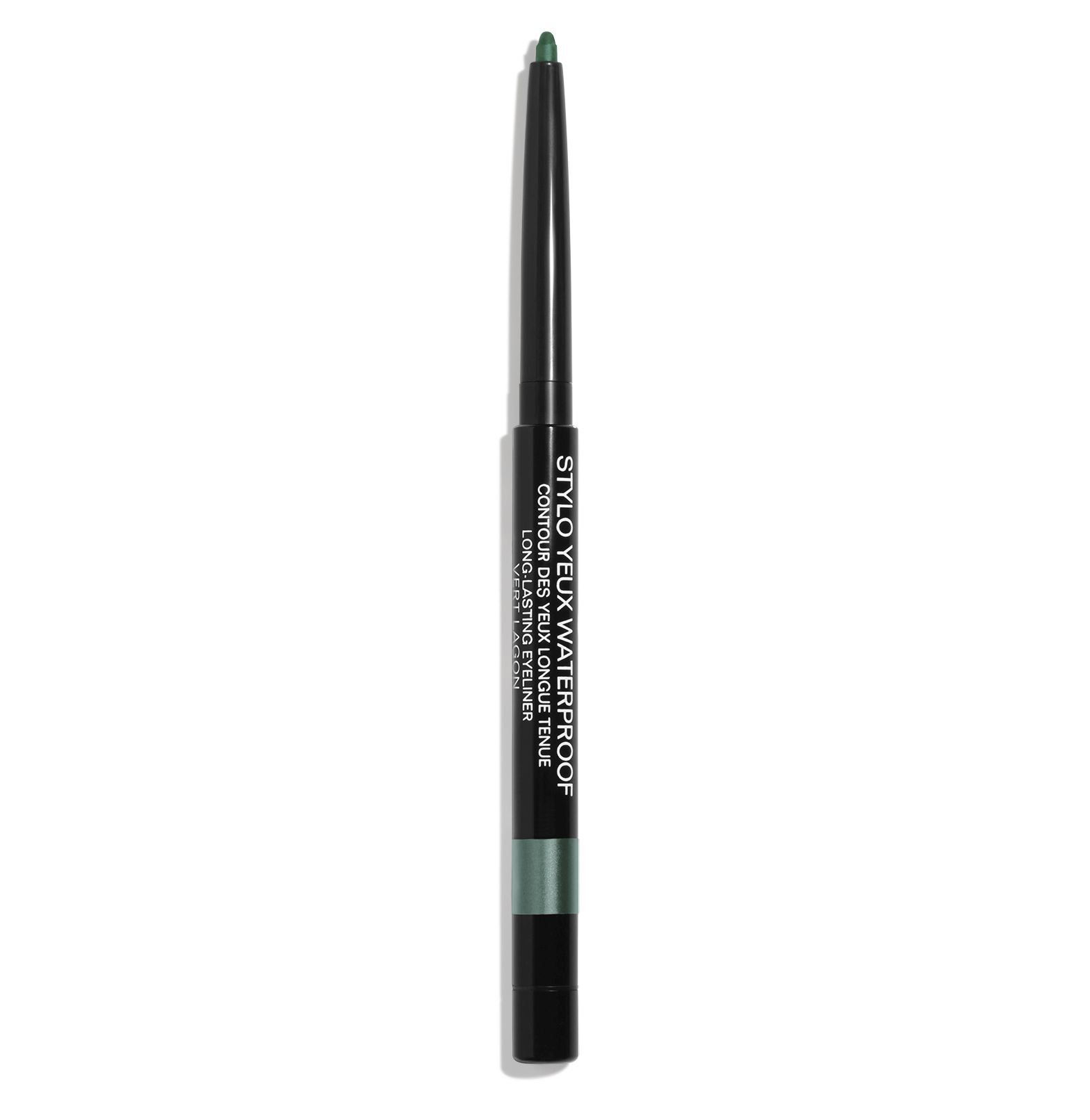 Lápiz de ojos waterproof de Chanel (32 euros). De larga duración, trazo resistente al agua y a la humedad, con mina retráctil y sacapuntas integrado, este lápiz de ojos se presenta esta primavera en cuatro nuevos tonos: verde, malva, marrón y rojo.