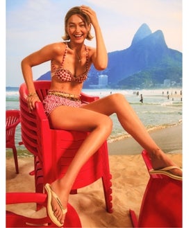 Imagen secundaria 2 - La modelo Gigi Hadid protagoniza la nueva campaña de 'flip-flops'