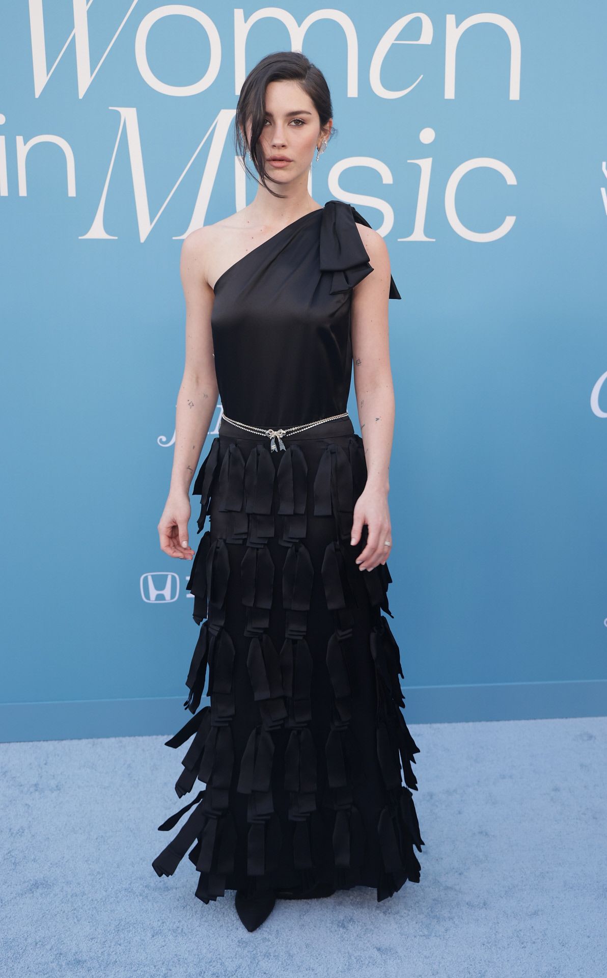 La cantante Gracie Abrams llevó un vestido de escote asimétrico de Chanel. 