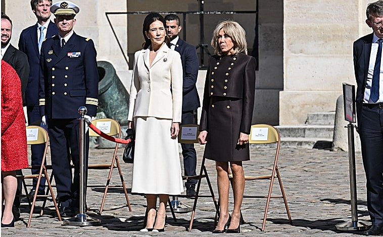 Imagen principal - Mary de Dinamarca y Brigitte Macron visten trajes de chaqueta con falda; Rita Ora muestra el conjunto de dos piezas que está de moda y las dos damas, francesa y danesa, con pantalón, una coincidencia que no me parece casual