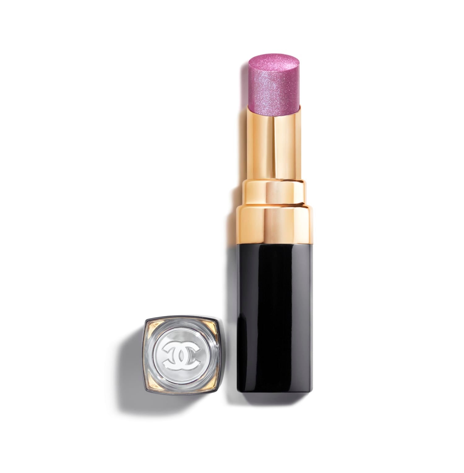 Rouge Coco Flash de Chanel (50 €). Un pintalabios con una textura deslizante, fundente y ultrahidratante que, en contacto con los labios, se transforma en aceite brillante y proporciona una sensación de confort absoluto. En un segundo, ofrece un resultado vibrante, ultrabrillante e intenso, gracias a una combinación de finos aceites seleccionados por su poder para reflejar la luz. En su fórmula, una manteca vegetal y el complejo Hydraboost, que combina 3 ceras de origen natural, mimosa, jojoba y girasol. Esta primavera se presenta en dos tonos nuevos melocotón y rosa. 