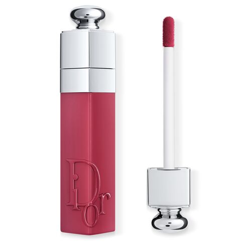 Tinte de labios Dior Addict Lip Tint (44 €).  El tinte labial de Dior en edición limitada para el verano en tono 671 Natural Roseberry. No trasfiere, realza los labios con un color intenso y un acabado semimate y se funde con la piel para una sensación natural. Compuesto por un 94 % de ingredientes de origen natural, está enriquecido con aceite de cereza para hidratar los labios  y aportarles un confort de larga duración.