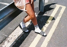 Chanclas con calcetines, el combo que nunca pensaste que llevarías y que será tendencia este verano