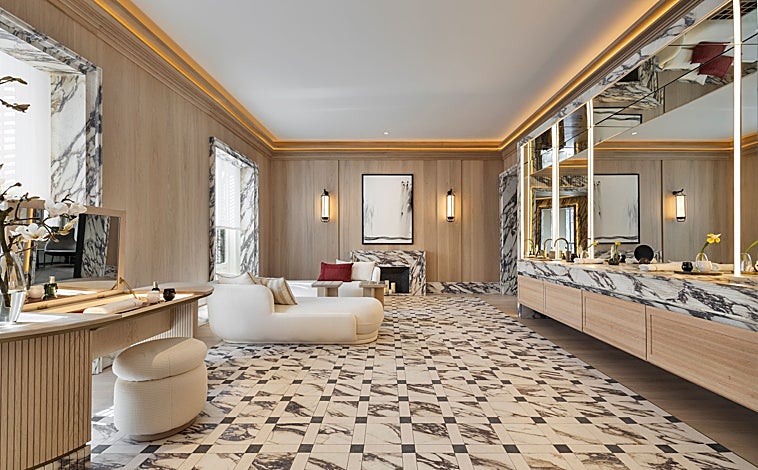 Imagen principal - Baño afrancesado, y con piedra y molduras, de Jaime Beriestain para Iris Cerámica Group; salón de Bao Proyectos y espacio de ITA, Italian Trade Agency, con molduras, tonalidades cálidas y sillas de bronce hechas a mano; cocina de Jean Porsche y Schmidt, con granate, panelada y molduras.