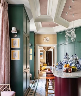 Imagen secundaria 2 - Baño afrancesado, y con piedra y molduras, de Jaime Beriestain para Iris Cerámica Group; salón de Bao Proyectos y espacio de ITA, Italian Trade Agency, con molduras, tonalidades cálidas y sillas de bronce hechas a mano; cocina de Jean Porsche y Schmidt, con granate, panelada y molduras.