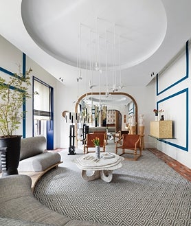 Imagen secundaria 2 - Restaurante de Raúl Martins y Maison du Monde, que tiene este espacio claro y otro en tonos rojos y tierra, en ambos con molduras, piedras y uso de textiles reciclados de la firma Aitex, además de un pequeño salón privado; salón de los valencianos The Masie y Sigfrido Serra, con granates, madera y paredes con revestimiento de ropa reciclada de Creávalo; espacio de Castilla La Mancha para promocionar a sus artesanos.