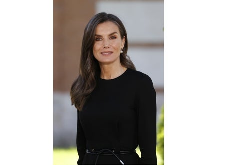 Imagen secundaria 1 - Detalles del look de la Reina Letizia durante la entrega del Premio Cervantes