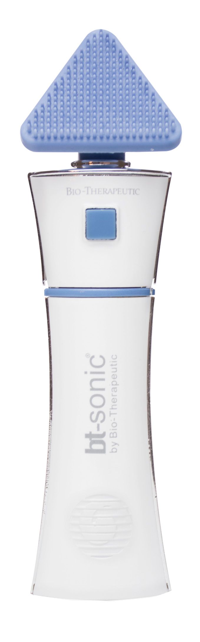 BT-Sonic de Bio-Therapeutic (110 euros). Cepillo sónico de alta frecuencia que elimina impurezas, células muertas y residuos de maquillaje sin dañar la barrera cutánea. Su cabezal triangular alcanza incluso las áreas más difíciles del rostro y las cerdas de silicona infundidas con iones de plata garantizan una higiene óptima. Su diseño ergonómico y resistente al agua lo hace ideal para el día a día, dejando la piel más fresca, limpia y lista para absorber mejor los tratamientos posteriores.