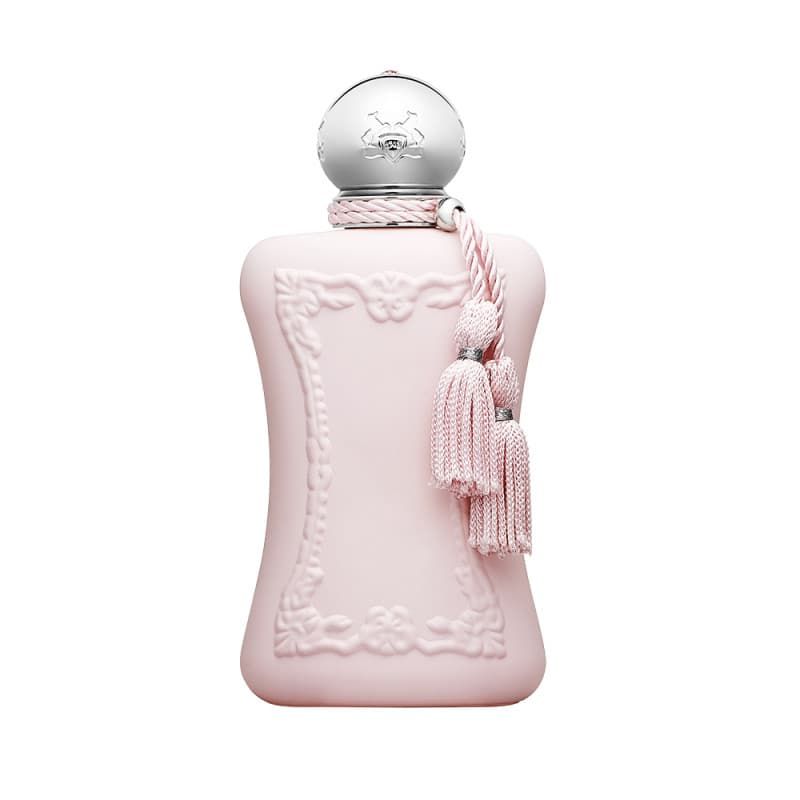 Delina de Parfums de Marly (270 euros, 75 ml, en Isolée). Este perfume surge en 2017 de la mano Quentin Bisch, como una creación olfativa que celebra la feminidad en todas sus formas. Esta fragancia se abre con notas chispeantes de lichi, ruibarbo y bergamota, que aportan una frescura vibrante. En su corazón, la rosa turca se entrelaza con peonía y lirio del valle, creando un bouquet floral sofisticado y envolvente. La base, compuesta por vainilla, almizcle blanco y madera de cachemira, aporta una calidez sensual que perdura en la piel.