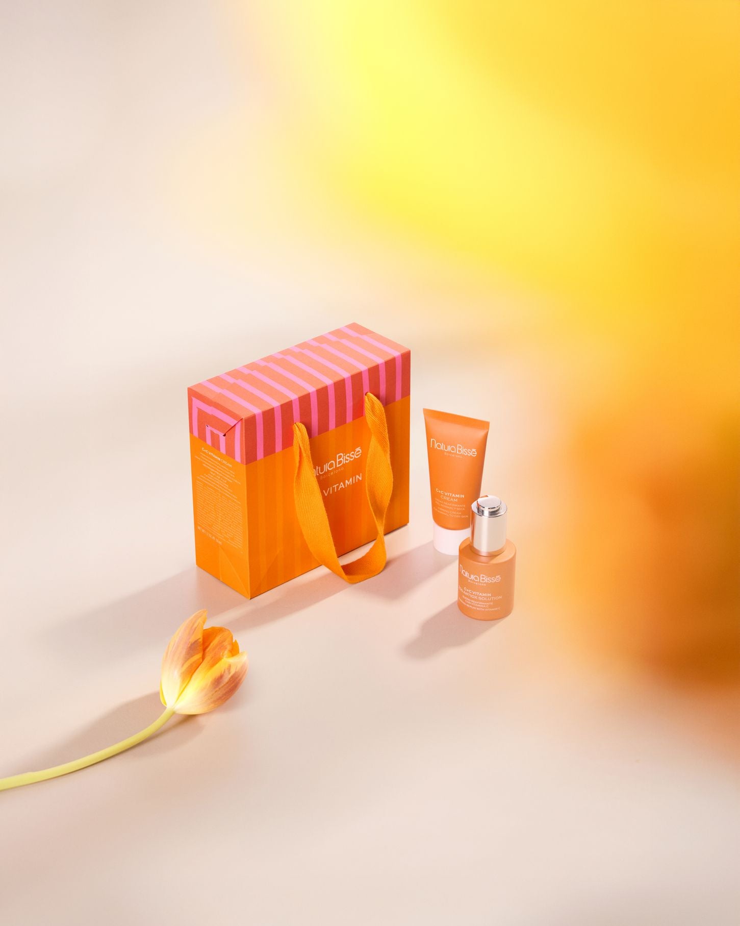 Set de edición limitada C+C Vitamin de Natura Bissé (169 euros). Un cóctel premium de vitamina C lleno de antioxidantes, luminosidad y un boost de colágeno. Este set está formado por el sérum y la crema de la colección C + C Vitamin Line, una colección a base de vitamina C con un refrescante aroma a cítricos del Mediterráneo que aporta gran sensación de bienestar.