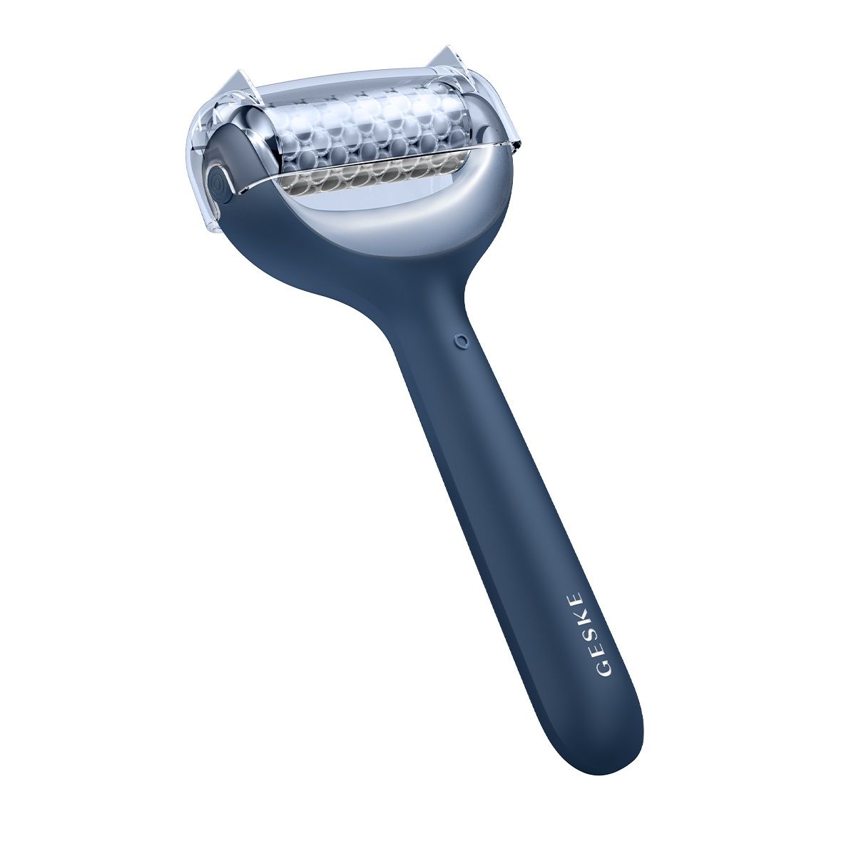 Microneedle Face & Body Roller de Geske (59,95 euros). Este dispositivo 9 en 1 favorece la cicatrización y ayuda a reducir la inflamación. Si el efecto buscado es el de una piel más joven y tersa, lo ideal es utilizar el accesorio de microagujas. Estas pequeñas agujas de 0,3 mm estimulan la producción de colágeno y ponen en marcha los procesos naturales de regeneración de la piel. El rodillo de enfriamiento cuida y relaja la piel después de las aplicaciones de microneedling y hace que las pequeñas rojeces desaparecen. Además, cuenta con la tecnología RedLight Active Regeneration, que minimiza las líneas de expresión, la tecnología Energising Cooling, que combate las bolsas y la fatiga, y la tecnología DeepDerma Skin Renewal & Firming.