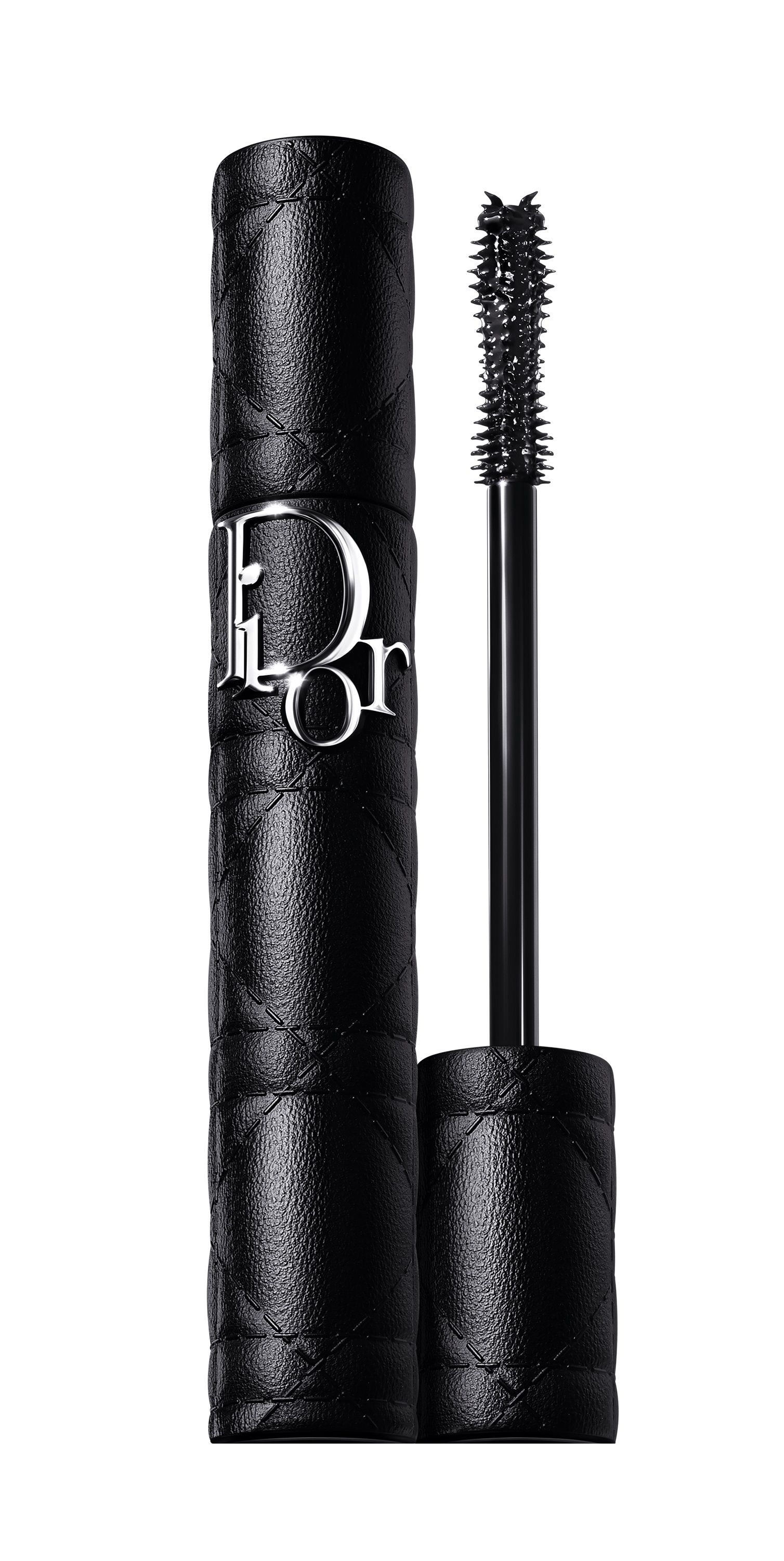 Máscara de pestañas Diorshow Overvolume de Dior (42 euros). La máscara de pestañas más glamurosa con un estuche negro couture, inspirado en el cannage Dior, es el regalo perfecto para las madres amantes del maquillaje. Combina volumen extremo con una definición de pestaña a pestaña. Gracias a una fórmula ‘prêt-à-porter’ que se carga al instante y a un cepillo de alto rendimiento, cubre las pestañas con un tono negro intenso de acabado mate satinado. La fórmula incluye activos de tratamiento para revitalizar, fortalecer y nutrir las pestañas.