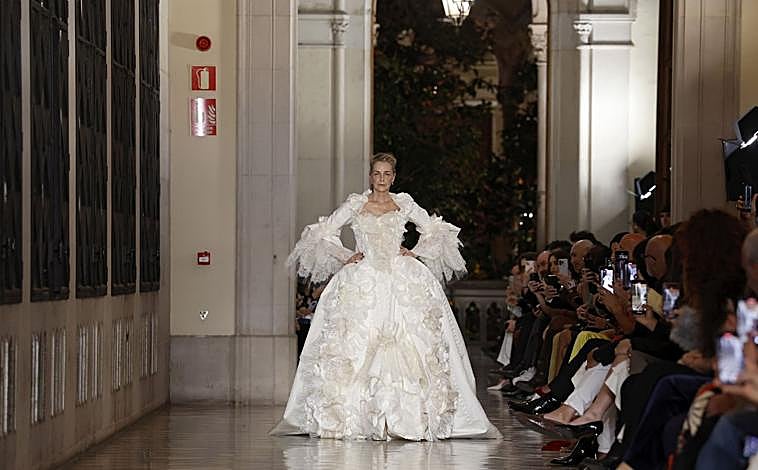 Imagen principal - Algunos de los momentos estelares del desfile de la firma británica, protagonista de la Barcelona Bridal Fashion Week 2025