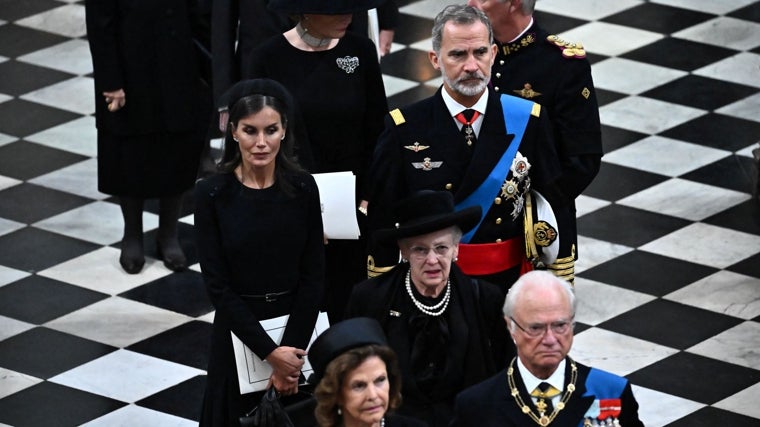 Los Reyes durante el funeral de la Reina Isabel II