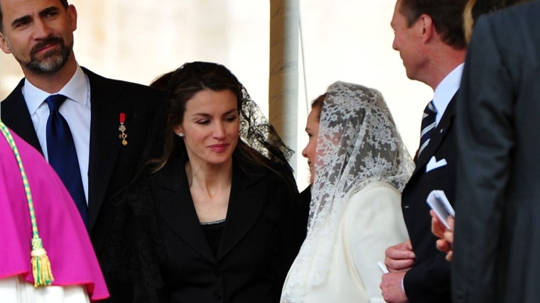 La Reina Letizia con mantilla negra durante una visita al Vaticano en 2011
