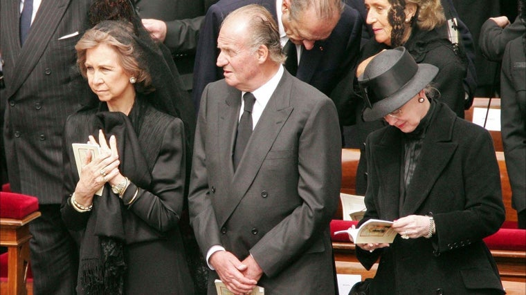 La Reina Sofía con peineta y mantilla en el funeral de San Juan Pablo II