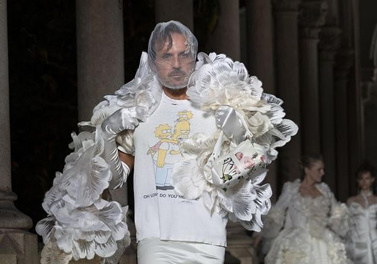 El viudo de Vivienne Westwood durante el desfile celebrado en el marco de la Barcelona Bridal Fashion Week 2025