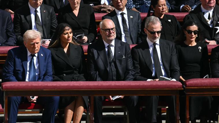 Los Reyes, en funeral sentados junto al presidente de Estonia; Donald Trump, presidente de EE.UU. y su mujer, Melania Trump
