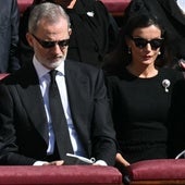 Con medias, mantilla española y broche del joyero de pasar, el riguroso luto de la Reina en el funeral del Papa