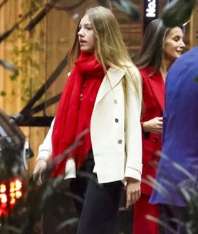 Imagen secundaria 2 - Con vestido de lunares de Carolina Herrera; con chaqueta de Tweed y con gabardina de Adolfo Domínguez