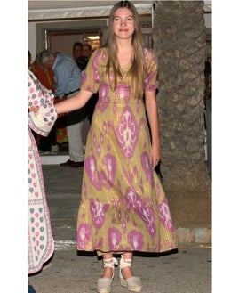 Imagen secundaria 2 - La Infanta Sofía en su primera acto en solitario con traje de chaqueta blanco de El Corte Inglés; y durante una estancia en Mallorca con vestido de Babbaki y alpargatas