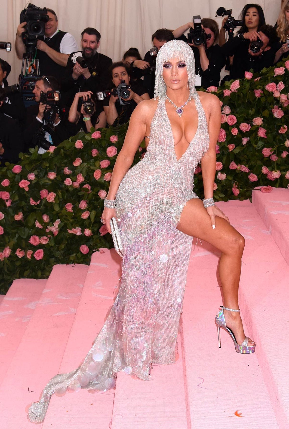 En 2019, Jennifer Lopez llevó un vestido brillante y sexy de Versace y con pronunciado escote que combinó con un tocado a juego.