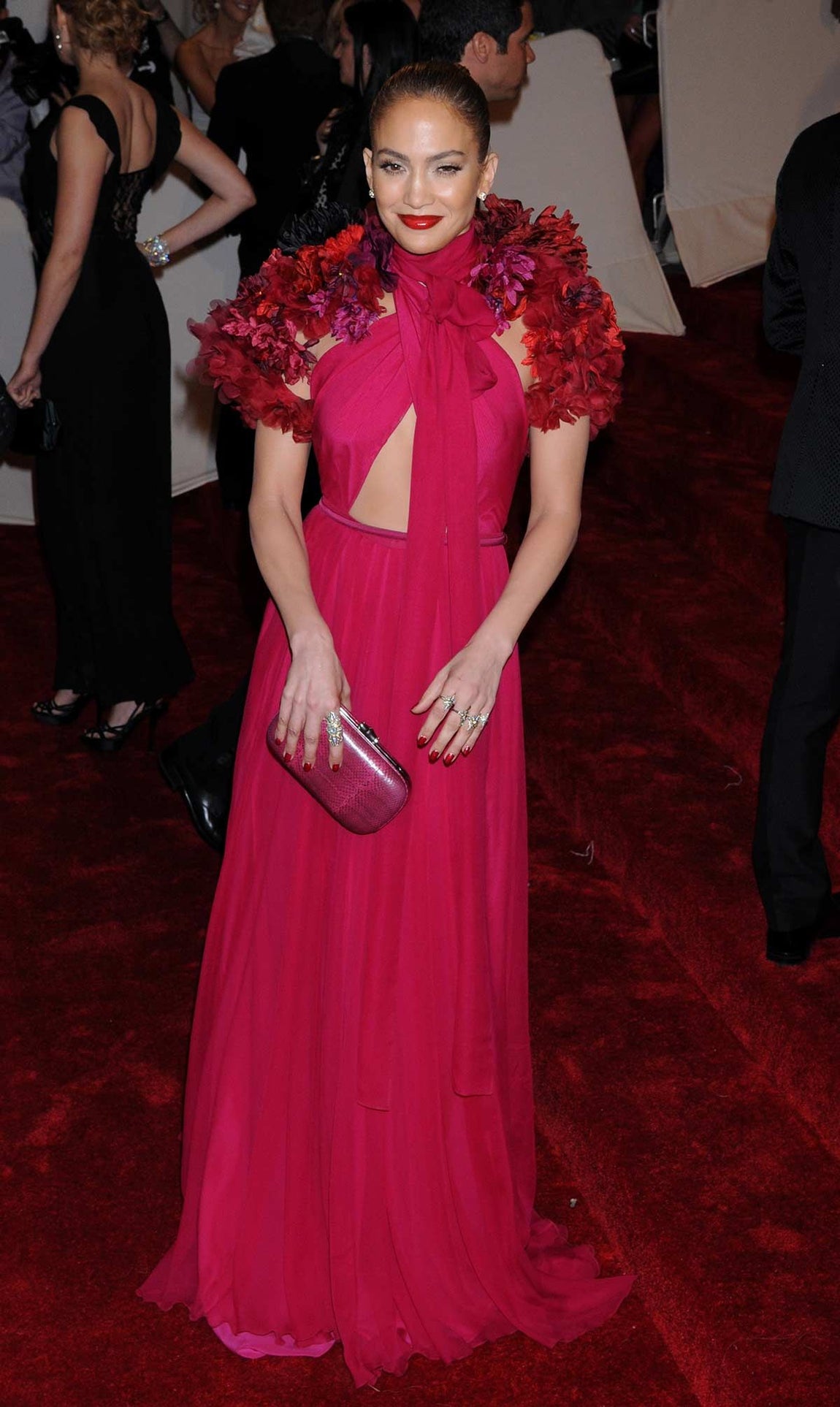 En 2011, JLo llevó un bonito diseño de Gucci, con 'cut out' en el abdomen y flores en la zona de los hombros.
