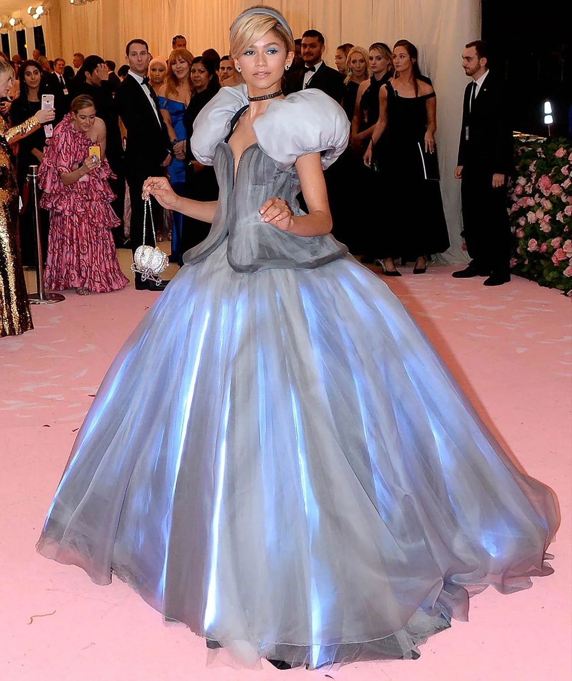 Zendaya se vistió de Cenicienta para el evento de 2019 con un vestido de mangas cortas abullanadas firmado por Tommy Hilfiger que combinó con un chocker negro y zapatos de cristal.