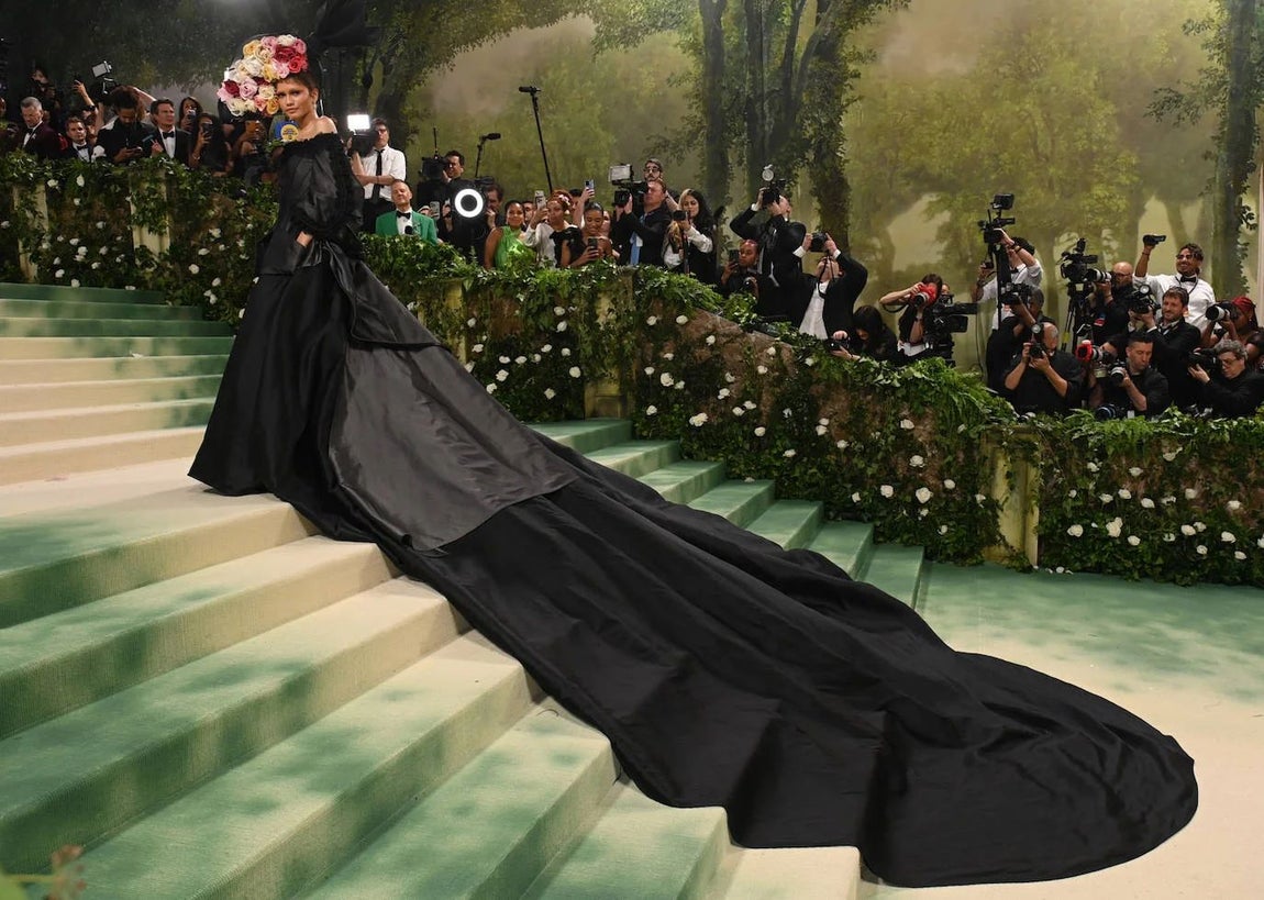 En el mismo año, Zendaya, demostrando una vez más que es la reina de las alfombras rojas, luciendo un diseño de John Galliano perteneciente a la colección Alta costura Primavera/Verano 1996 de su época en Givenchy