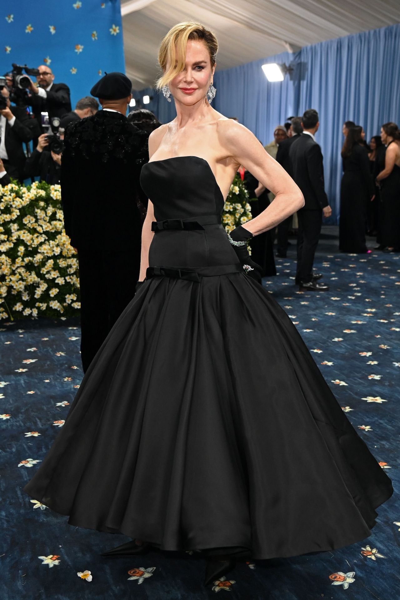 Nicole Kidman se ha decantado por un original diseño de Balenciaga con el cuerpo ceñido por dos lazos y la espalda descubierta. 