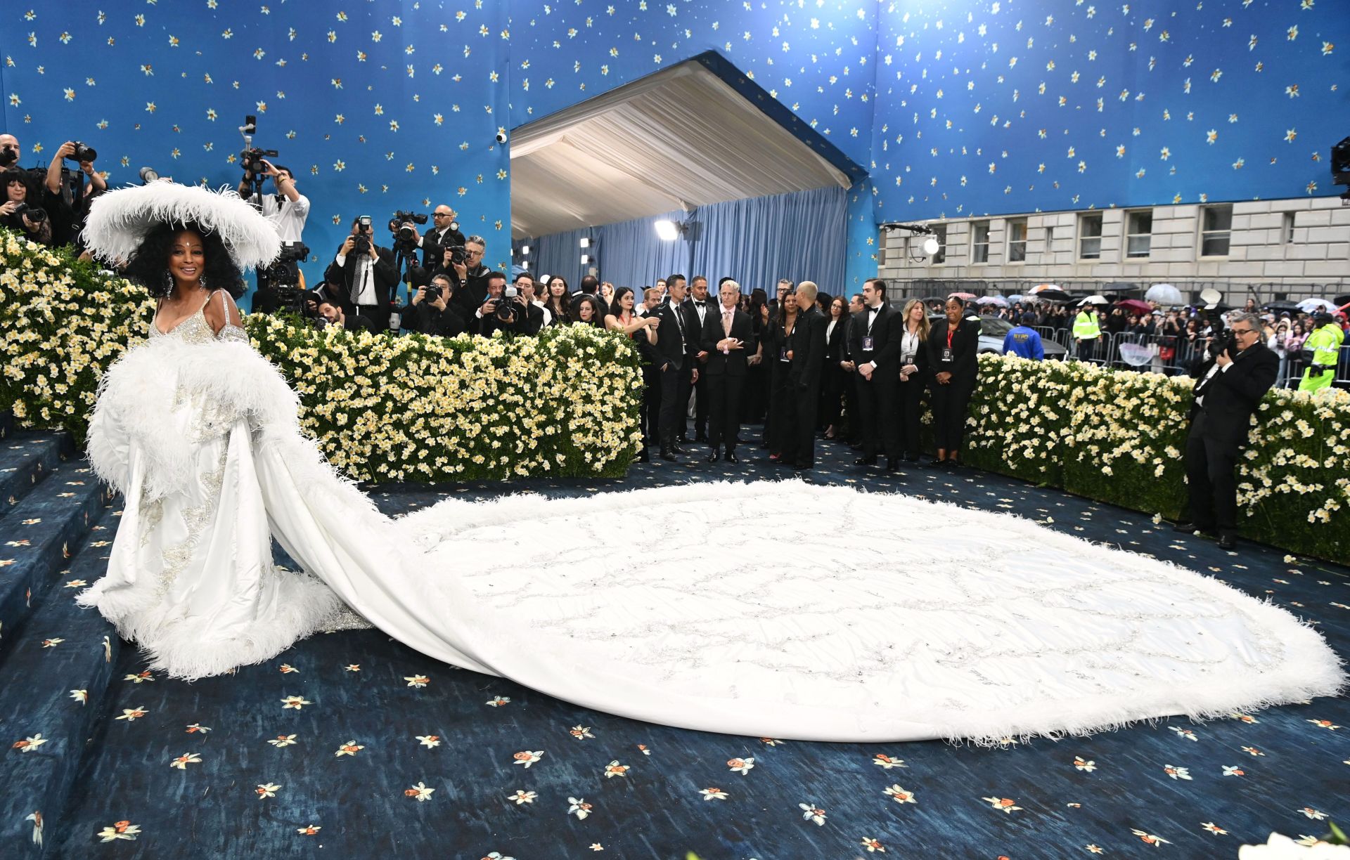 Diana Ross con un vestido blanco con larga cola y pamela de plumas tampoco pasó desapercibida en la alfombra. 