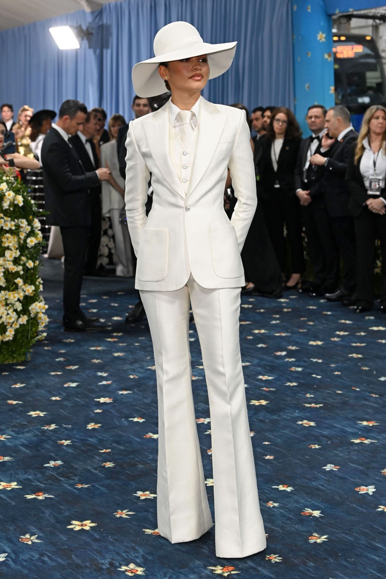 Zendaya, con traje de color blanco de Pharrell Williams para Louis Vuitton, quien además era uno de los anfitriones de la noche;  y ha completado el look con joyas de Bvlgari