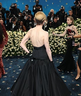 Imagen secundaria 2 - Pamela Anderson, Nicole Kidman y Zoe Saldaña estrenan los cambios de look más radicales en la gala Met 2025