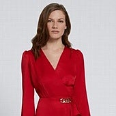 Una psicóloga explica qué significa que una persona utilice mucha ropa de color rojo