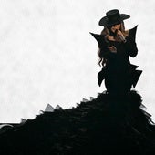 El vestuario de Melody en Eurovisión: diseño español, cola con más de 100 metros de organza y un body con 15.000 cristales