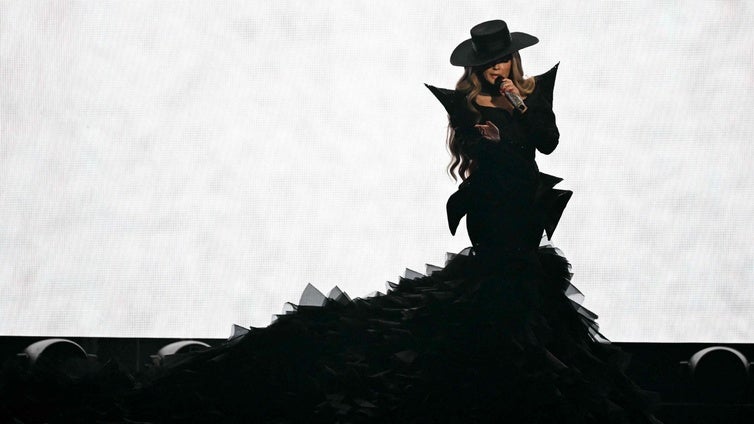 Todos los detalles del vestuario de Melody en Eurovisión: diseño español, cola de 100 metros y un body con más de 15.000 cristales
