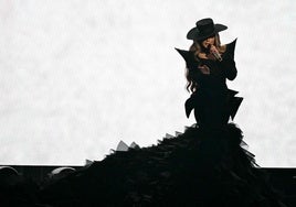 Todos los detalles del vestuario de Melody en Eurovisión: diseño español, cola de 100 metros y un body con más de 15.000 cristales