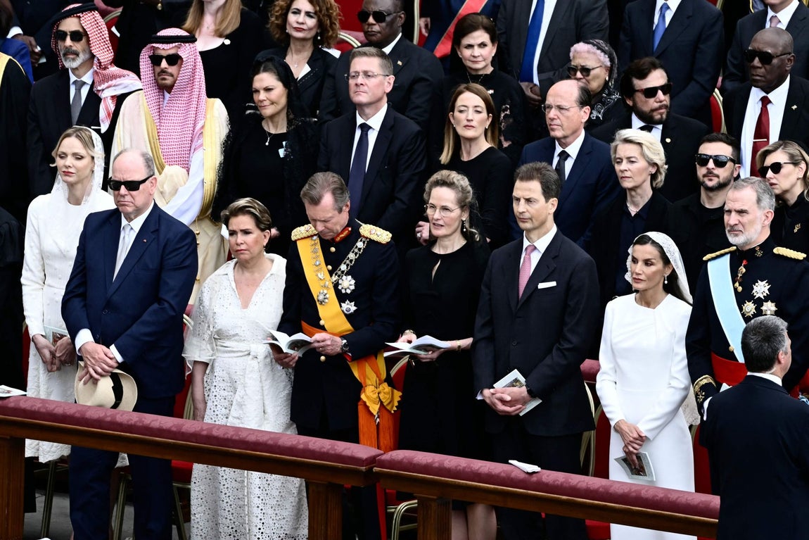 El negro fue el color predominante en el vestuario de los invitados a la misa, pero Doña Letizia, la gran duquesa de Luxemburgo, Charlene de Mónaco y Matilde de Bélgica usaron el privilegio del blanco.
