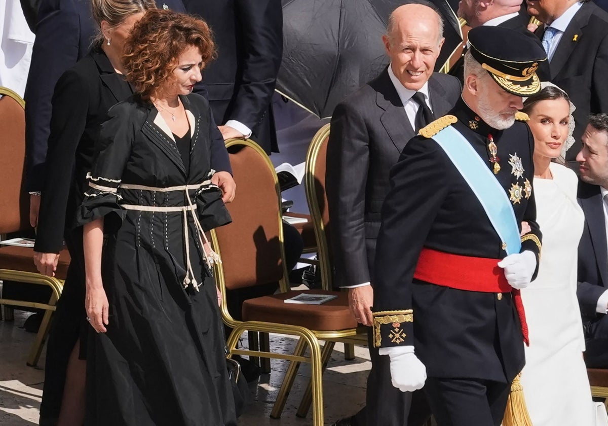 La ministra María Jesús Montero y los Reyes.