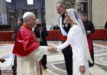 Por qué la Reina Letizia y otras 'royals' vistieron de blanco en el Vaticano